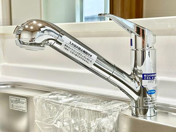 浄水機能が蛇口に内蔵されているため、蛇口をひねるだけで浄水が出ます。日常の水分補給や料理にすぐ使えます。