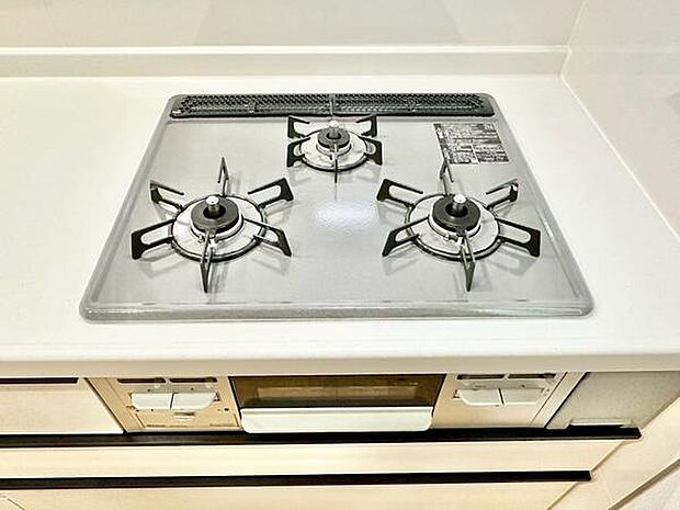 料理の幅を広げる三口コンロと魚焼きグリル付きキッチン。家事もスムーズに進められます。