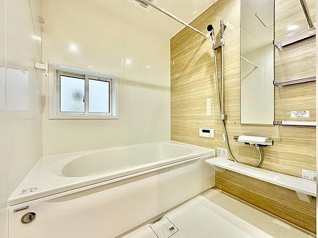 小窓で自然光が差し込む浴室。浴室乾燥・暖房完備で、シャンプードレッサーもあり便利です。