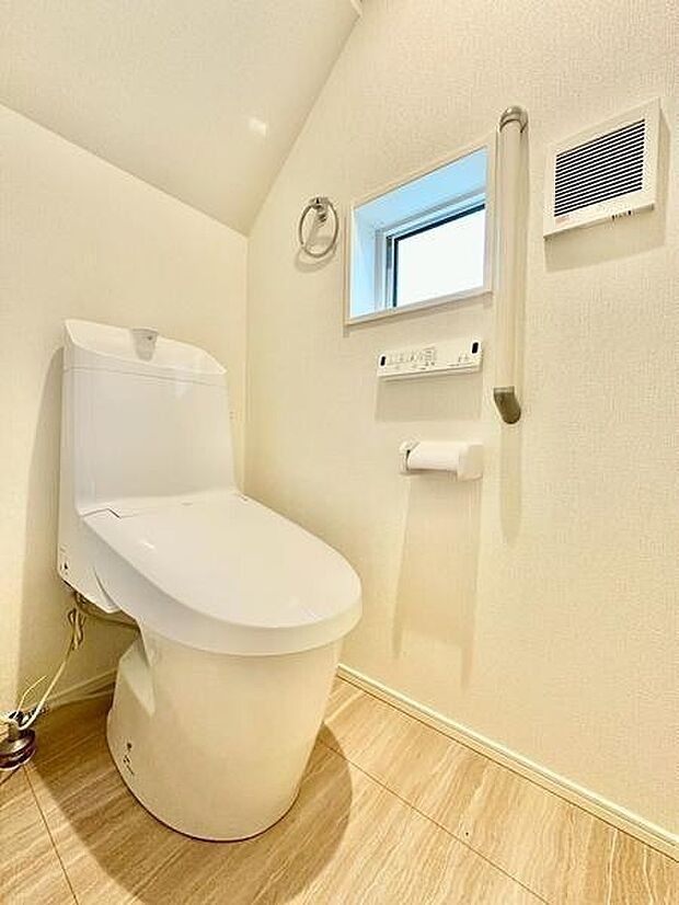 1階トイレは小窓から自然光が入り明るく、温水洗浄便座付き。2階にもトイレがあり便利です。