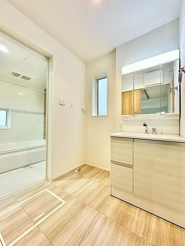 洗面所は洗濯機の隣に独立洗面台を設置。鏡裏キャビネットで収納力も充実しています。