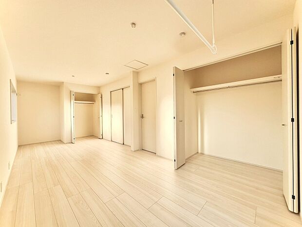 【10.5帖寝室】広々とした空間が広がる寝室です。床材は温かみのあるカラーでまとめられておりシンプルな内装となっています。クローゼットも備わっており収納力が魅力です。