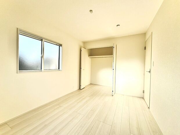 【6帖寝室】シンプルなレイアウトで落ち着いた雰囲気の寝室です。ナチュラルなフローリングが室内を明るく演出します。収納スペースがしっかり確保されています。