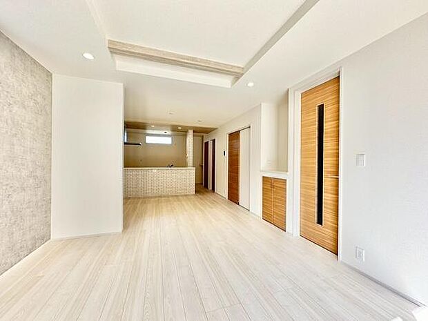 【20帖】明るい光が差し込むリビングです。折り上げ天井が印象的な広々とした空間です。窓からの自然光が室内をやさしく照らします。