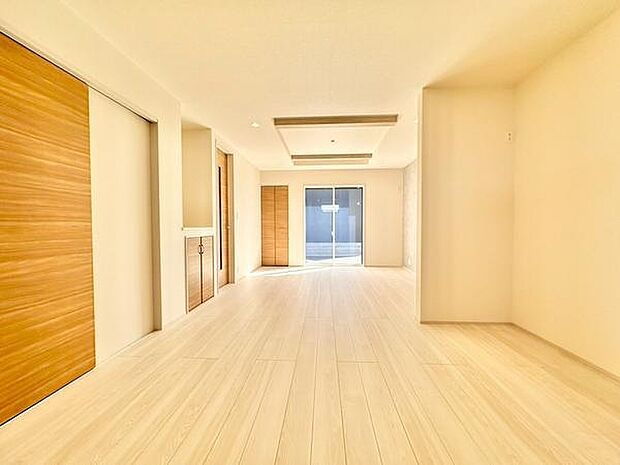 【20帖】広々としたリビングには大きな窓から明るい光が差し込みます。木目調の床が空間に温かみを与え開放感のあるレイアウトです。キッチンとの一体感があり家事動線も良好です。