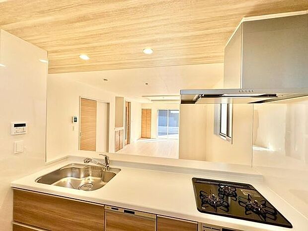 【20帖】ナチュラルな色合いで明るく開放感のある雰囲気です。木目調のフローリングが印象的で空間全体に統一感があります。キッチンとのつながりも感じられ使い勝手の良いレイアウトです。