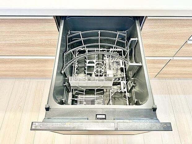 食器洗い乾燥機は日常の手間を省く便利な設備です！衛生的に食器洗いを行うことができ、お子様がいるご家庭も安心です。