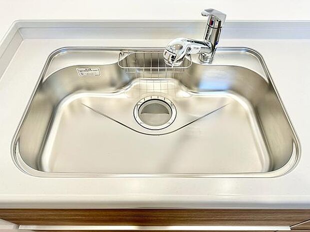 汚れが溜まりにくい形状で、サッと拭くだけでお手入れが簡単なキッチンシンクです。大きな鍋も洗いやすい広々とした形状で、毎日の後片付けを快適にする仕様です！