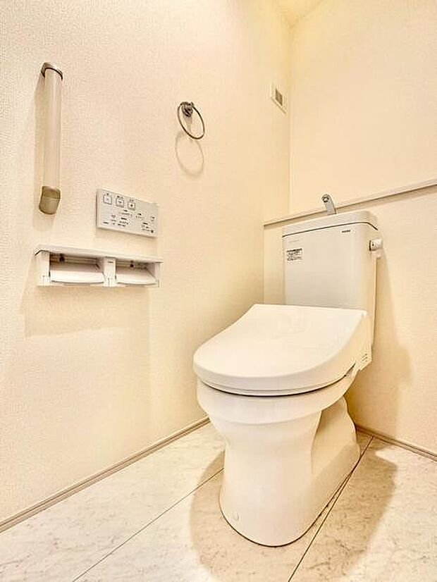 シンプルで洗練されたデザインのトイレ空間です。清潔感があり使いやすさに考慮されています。