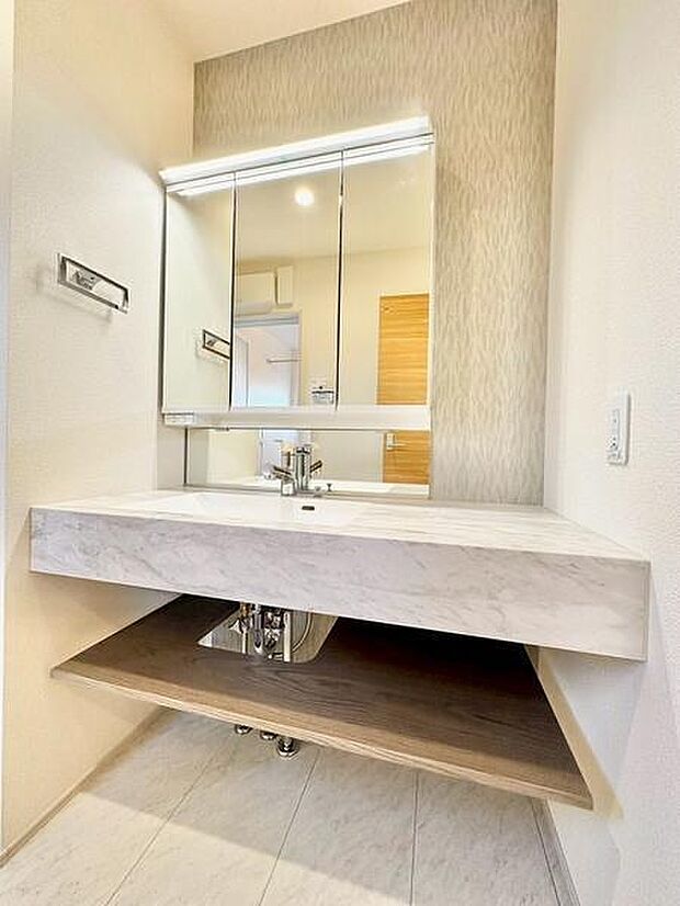 洗練されたデザインの洗面台が毎日の身支度が楽しく快適になります。浴室との動線もスムーズで利便性が高いです。