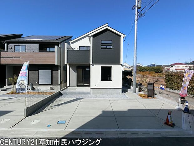 広々とした駐車場が魅力の物件です。前面道路からの出入りもスムーズに行えます。複数台の車を停めることができるスペースがあります。敷地内に余裕があり使い勝手の良い駐車場です。