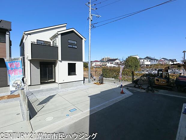 シンプルなデザインの住宅が並ぶ前面道路は新しい生活を始める魅力的な場所です。周囲の環境と調和したカラーリングが住まいの魅力を引き立てます。