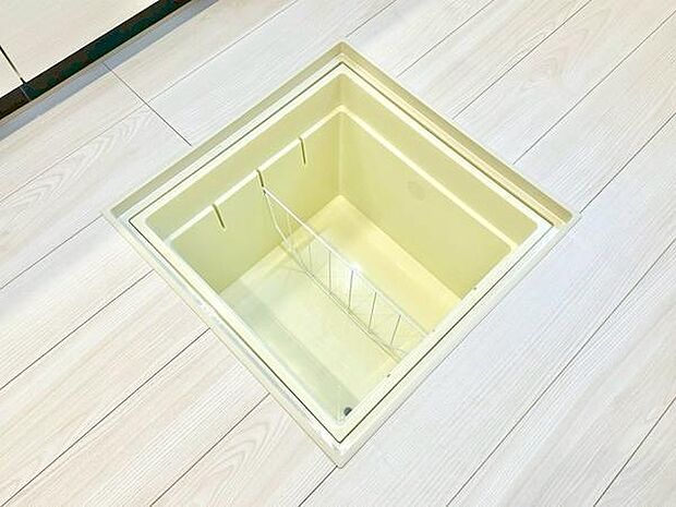 床下に収納スペースがありすっきりとした印象です。収納内部は清潔感があります。仕切りが付いていて整理しやすいです。床と一体感のあるデザインが特徴的です。