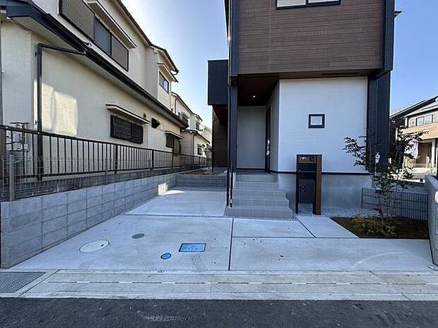 幅広いスペースが確保された駐車場です。前面道路から直接アクセスでき出入りがしやすい設計です。敷地内にゆとりがあり車の停車も安心できます。道路との段差が少なくスムーズな駐車が可能です。