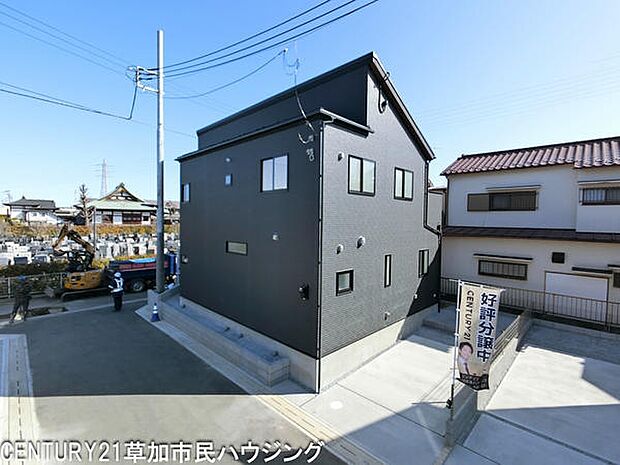 シンプルでモダンな外観が印象的です。駐車スペースも確保されておりお車の出し入れもスムーズです。周辺の住宅との程よい距離感がプライバシーにも配慮されています。採光を意識した窓配置もポイントです。