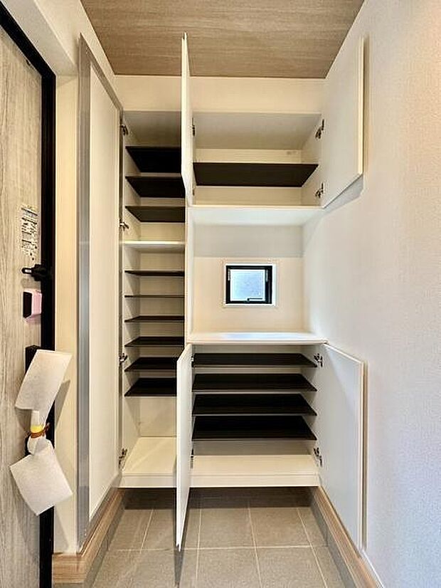 トールタイプのシューズボックス設置済み。家族みんなの靴をたっぷり収納できるので、玄関周りをいつもキレイに保てます。