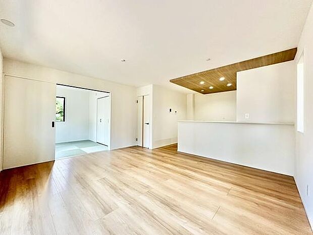 【LDK16帖】リビングは明るい色調のフローリングが広がり開放感のある空間です。キッチンとの一体感も魅力的で室内の動線もスムーズです。隣接する和室へのアクセスも便利です。