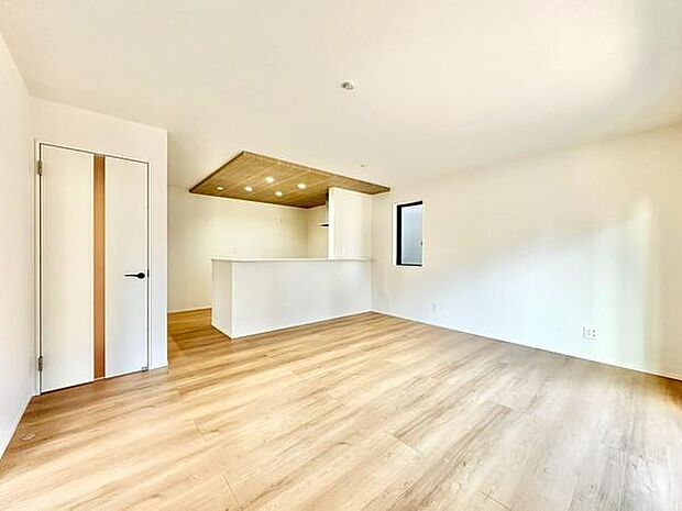 【LDK16帖】天井のアクセントや照明が空間に上品な印象を与えています。カウンターキッチンが隣接しており利便性もあります。窓からの自然光がしっかり入る点も魅力です。