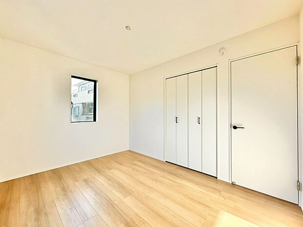 【6帖洋室】シンプルな内装でお好みの家具を合わせやすく快適な毎日をサポートします。収納スペースが設けられておりすっきりとした空間を保てます。