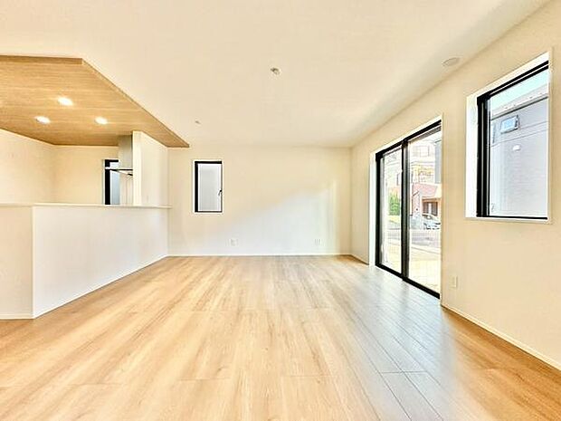 【LDK16帖】大きな窓から光がたっぷり入るリビングです。広々とした空間が開放感を演出しています。隣接するキッチンとの一体感も魅力的です。シンプルな内装で様々なインテリアに対応しやすいお部屋です。