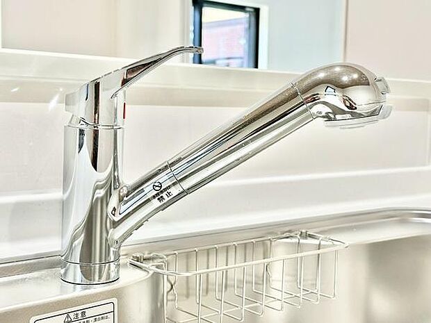 シンプルで清潔感のあるキッチン水栓です。金属の輝きがアクセントとなっています。すっきりとしたデザインで手入れがしやすそうです。シンク周りも洗練された印象です。