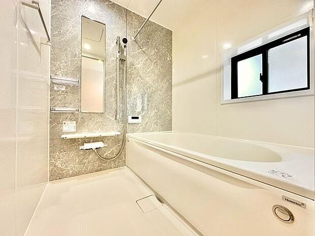 明るく清潔感のあるバスルームです。大きな窓があり採光性に優れています。壁面の落ち着いた色合いが上品な雰囲気を演出しています。広々とした浴槽で快適にご利用いただけます。掃除もしやすい設計となっています。