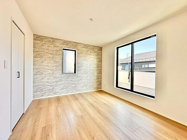 【7帖洋室】大きな窓からたっぷりと自然光が差し込む明るい洋室です。アクセントクロスが空間に個性を与えています。収納扉もシンプルですっきりとした印象です。