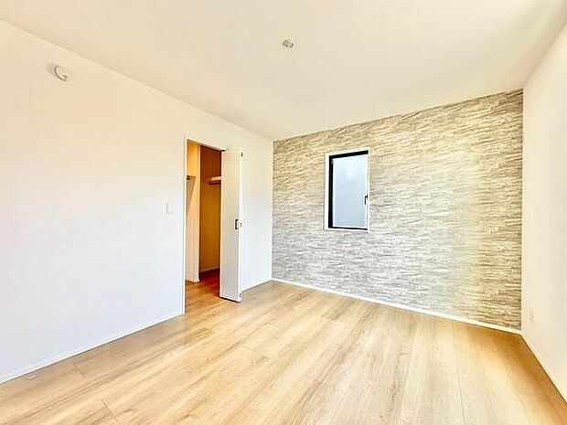 【7帖洋室】窓からの光が室内にしっかり差し込み明るさが感じられます。清潔感のあるフローリングが印象的です。クローゼット付きで生活の利便性も考えられています。