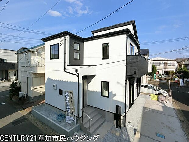 シンプルでモダンな外観デザインが印象的です。ワイドバルコニーが全体のアクセントになっています。開放感のある大きな窓が魅力です。敷地も広々としています。明るい外観が街並みに調和しています。