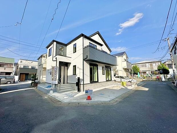 日当たりの良さを感じる環境に位置しています。広い前面道路が開放感を演出します。角地ならではの視界の広がりも魅力の一つです。周囲の建物との距離感も確保されています。