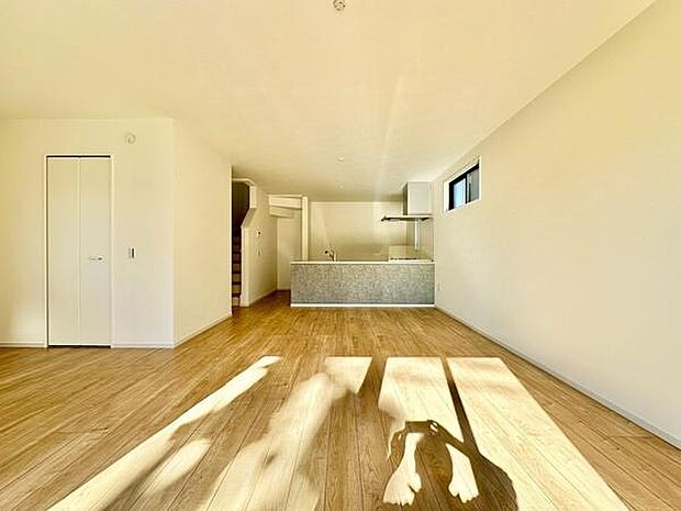 (LDK22.4帖)広々とした室内は開放感があります。木目調のフローリングが落ち着いた雰囲気を演出しています。キッチンとのつながりも魅力です。