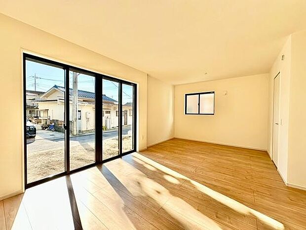 (LDK22.4帖)明るい空間が広がり開放感があります。木目調の床が落ち着いた雰囲気を演出しています。シンプルな設計で自由にレイアウトを楽しめます。