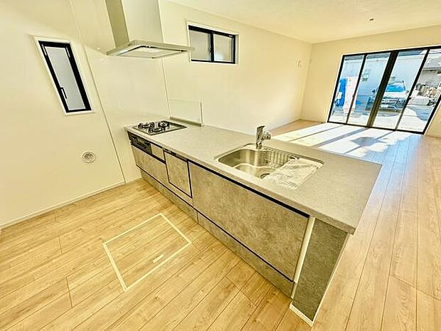 明るい日差しが差し込むキッチンです。広々としたカウンターで作業がしやすい設計です。シンプルなデザインが空間をすっきりと見せます。開放的なレイアウトが魅力です。収納も豊富で使い勝手が良いです。