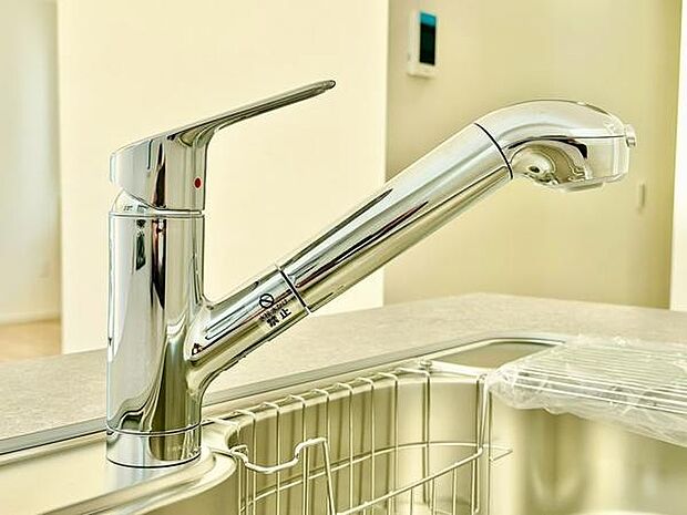 スタイリッシュなデザインの水栓がキッチン空間にすっきりとした印象を与えます。シンプルながらも機能性を感じさせる仕上がりです。蛇口のメタリックな質感が清潔感を高めています。