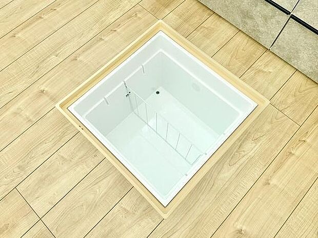 キッチンの床下収納があり整理しやすいスペースが確保されています。実用的な収納で片付けも便利です。キッチンの動線を妨げない設計が特徴です。床材との一体感もあります。