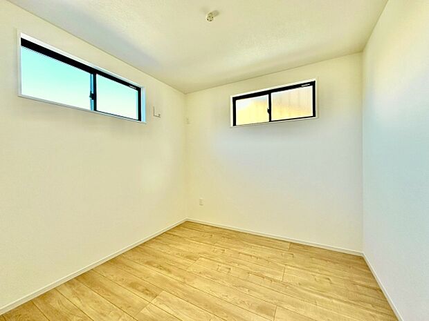 (洋室4.5帖)2面の窓から自然光が差し込む明るい寝室です。シンプルな内装が特徴で家具の配置がしやすい空間です。ナチュラルカラーの床が落ち着いた雰囲気を演出しています。