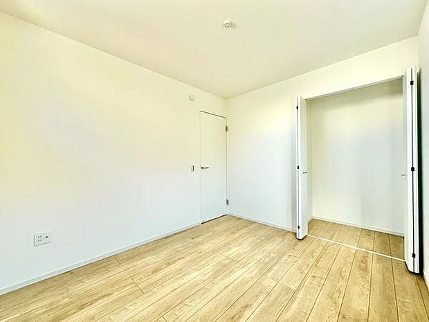 (洋室5.2帖)収納スペースも備わっておりお部屋が整理しやすい仕様です。シンプルな内装なので家具の配置もしやすくなっています。