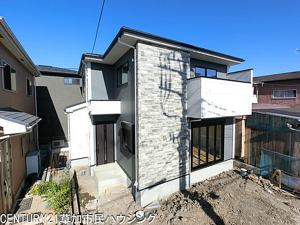 南道路につき日差しがたっぷり入り、毎日が明るく心地よい暮らしに。39坪超のゆとりある敷地はお子さまものびのび遊べ、家族の時間がますます豊かに。車種により3台駐車できます。