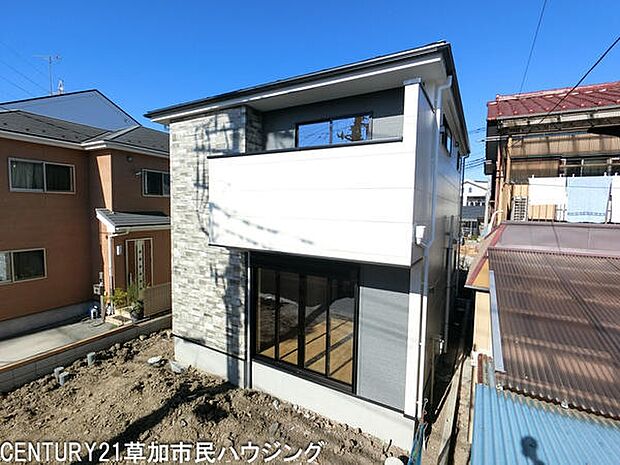 シンプルで現代的な外観が特徴的です。大きな窓から明るい光が差し込みます。周囲の住宅と調和したデザインです。バルコニー部分も使いやすい形状です。外壁の一部に異素材を使いアクセントが効いています。