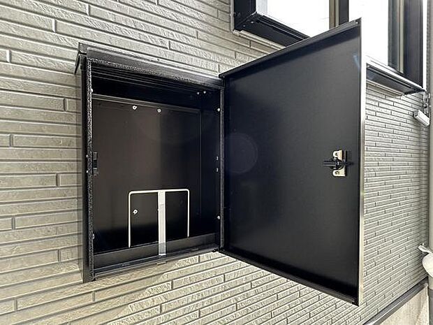 郵便物の受け取りに非常に便利な、玄関横に設置された郵便ポスト。郵便物の確認がしやすく、セキュリティ面でも安心です！