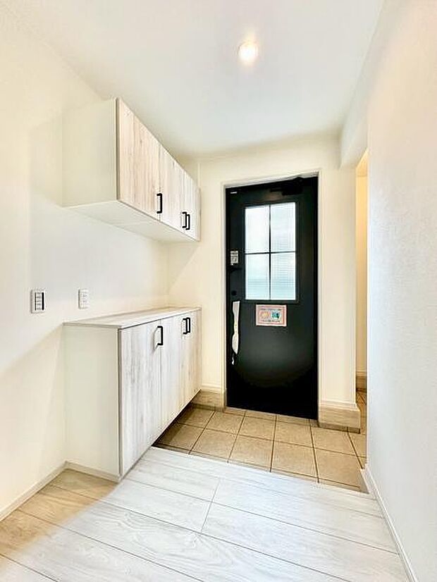 明るい玄関は清潔感のある印象です。収納スペースが充実しており使い勝手が良さそうです。シンプルなデザインが空間を広く感じさせます。タイルとフローリングの切替がアクセントになっています。