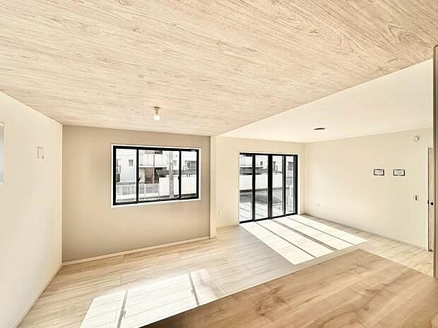 （LDK23.5帖）大きな窓から外の景色も楽しめます。開放感のある空間で使い勝手も良好です。シンプルな内装が印象的です。