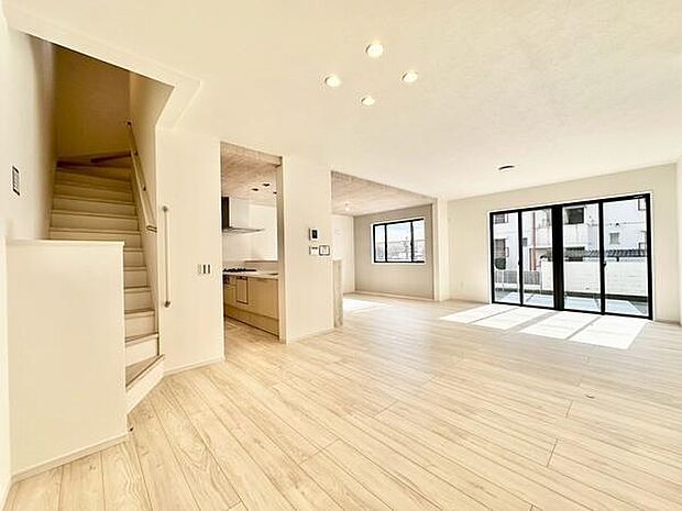 （LDK23.5帖）床暖房付き。フローリングの色合いが室内をさらに爽やかに演出しています。キッチンとのつながりが良く動線もスムーズです。