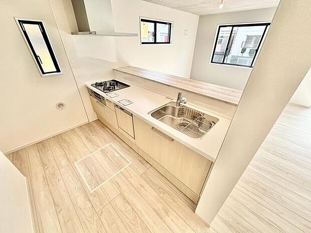 明るい色合いのフローリングと統一感のあるキッチンが印象的です。二方向から光が差し込み開放感があります。シンプルなデザインで使いやすい空間です。カウンターキッチンが魅力のひとつです。