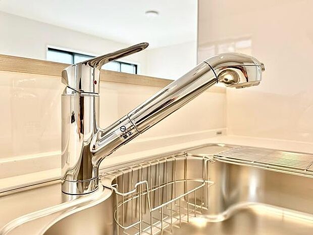 キッチンの水栓はシンプルで清潔感があります。ステンレス製で手入れが行いやすいデザインです。シンク周りがすっきりとしています。水回りの使いやすさを感じられる印象です。