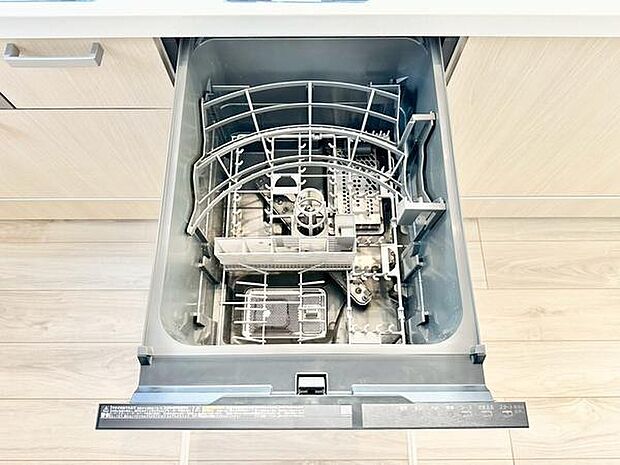 食器洗い乾燥機がキッチンに装備されています。調理後のお手入れも手軽に行えます。キッチン全体が清潔感のあるデザインです。使い勝手に配慮された設計となっています。