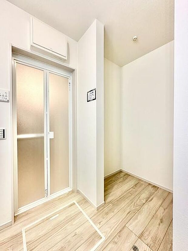 明るく清潔感のある洗面所空間です。シンプルなデザインでお手入れもしやすく使いやすい配置が魅力的です。木目調の床が空間に温かみをプラスしています。