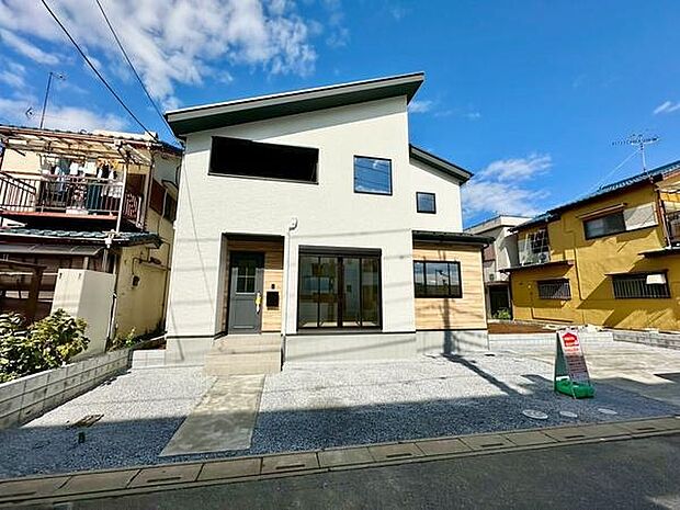 明るい外壁とアクセントのウッドが特徴的です。駐車スペースも広々としています。前面道路もゆったりしています。採光に優れた南道路です！