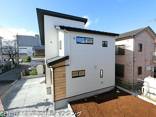 並列駐車2台可！開放感溢れる敷地に駐車もスムーズです。お車の出し入れもラクラク快適な広さです。