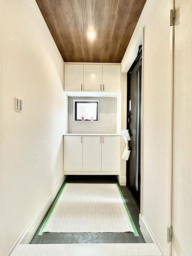 玄関スペースがすっきりとまとまり使いやすい収納が備わっています。天井には木目調が採用され温かみのある雰囲気が広がります。室内の明るさもしっかりと確保されている印象です。